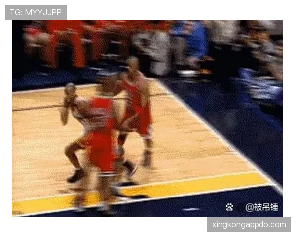 乔丹无球跑动制造错位，主导公牛进攻拉开空间