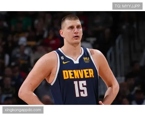 约基奇利用高位挡拆拉开空间，带动球队进攻节奏明显提升