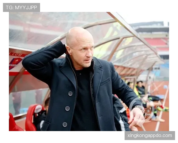 克鲁伊夫回撤直塞撕防线，近期关键战破解伪九号战术